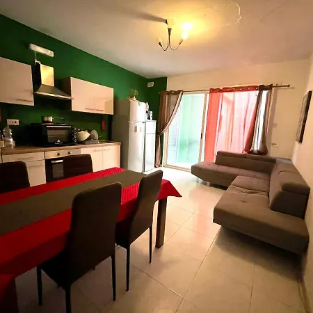 Room 2- Private Room With Balcony Ac Wifi And En Suite Sliema