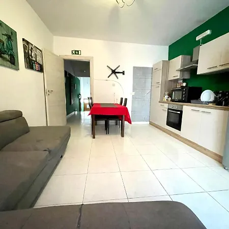 Room 2- Private Room With Balcony Ac Wifi And En Suite Privatunterkunft *
